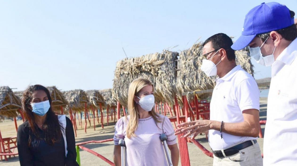 Gobernadora del Atlántico, Elsa Noguera, en una visita anterior a los caseteros.