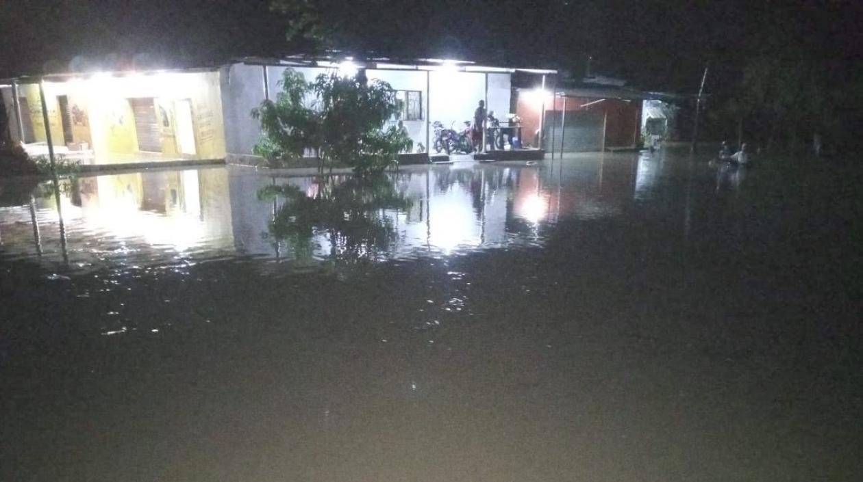 El agua en algunos puntos llegó hasta la cintura de los moradores de las viviendas.