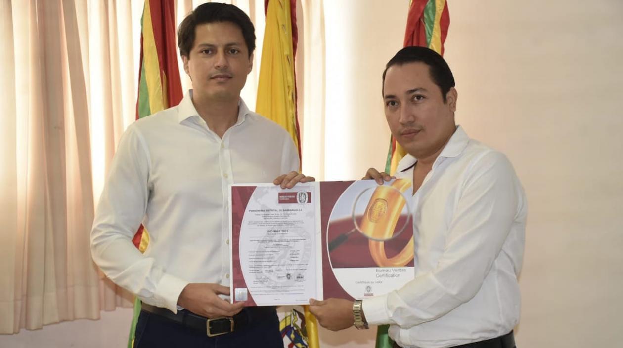 El Personero Miguel Ángel Alzate recibiendo la certificación.