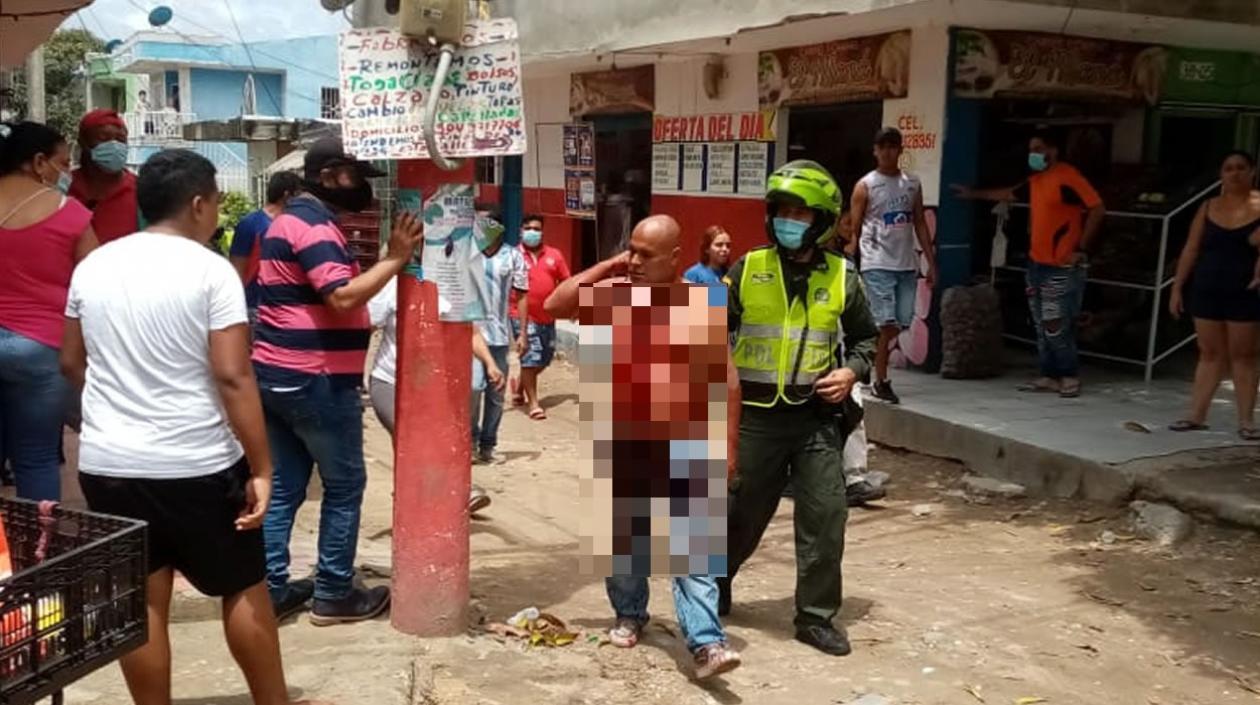 Uno de los heridos es conducido por la Policía.