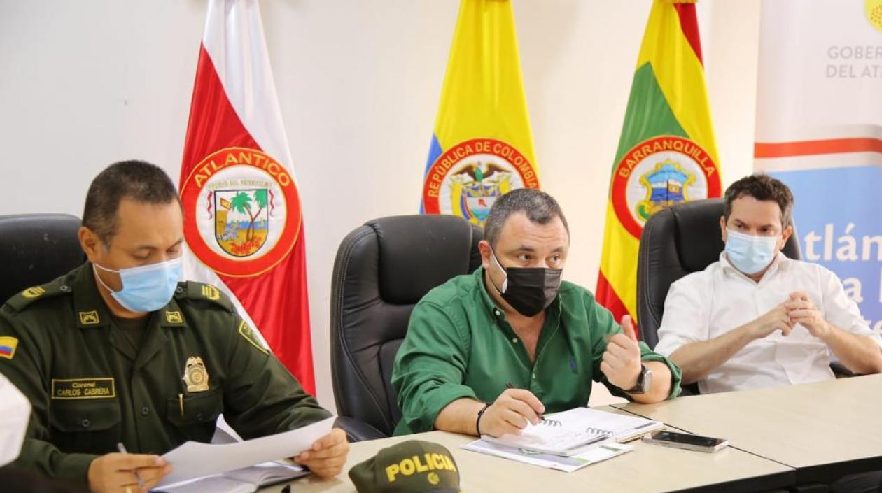 En la foto, el Secretario del Interior, Yesid Turbay (centro) y el secretario de Desarrollo, Miguel Vergara. 