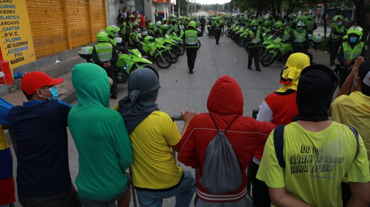 Encapuchados en protesta del 8 de junio.