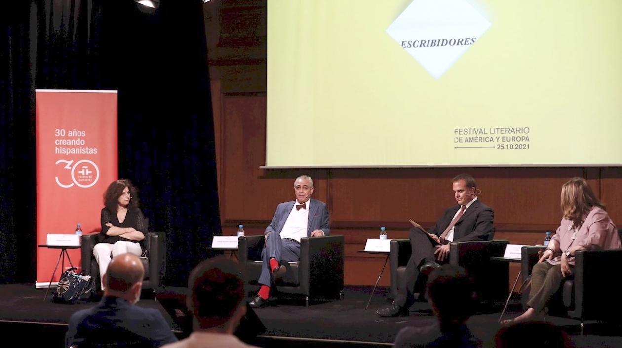 Los escritores Esther Bendahan (izda-dcha), Jorge Benavides (Perú), Raúl Tola (Perú) y Mercedes Monmany participan en la presentación del Festival "Escribidores".