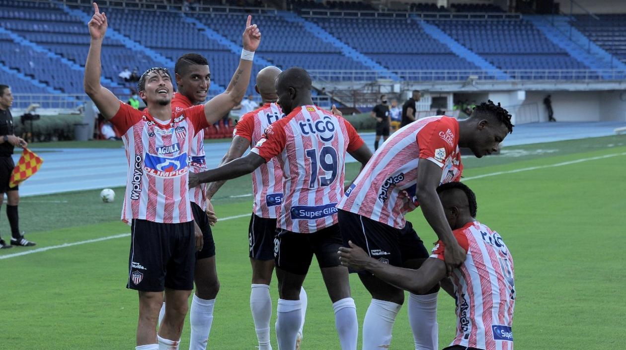 Jugadores de Junior celebran un gol. 