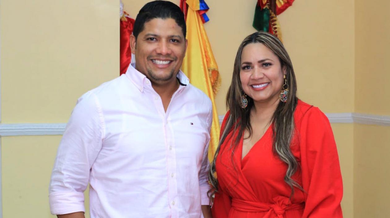 Eimy Camargo Molina con el Alcalde Rumenigge Monsalve.