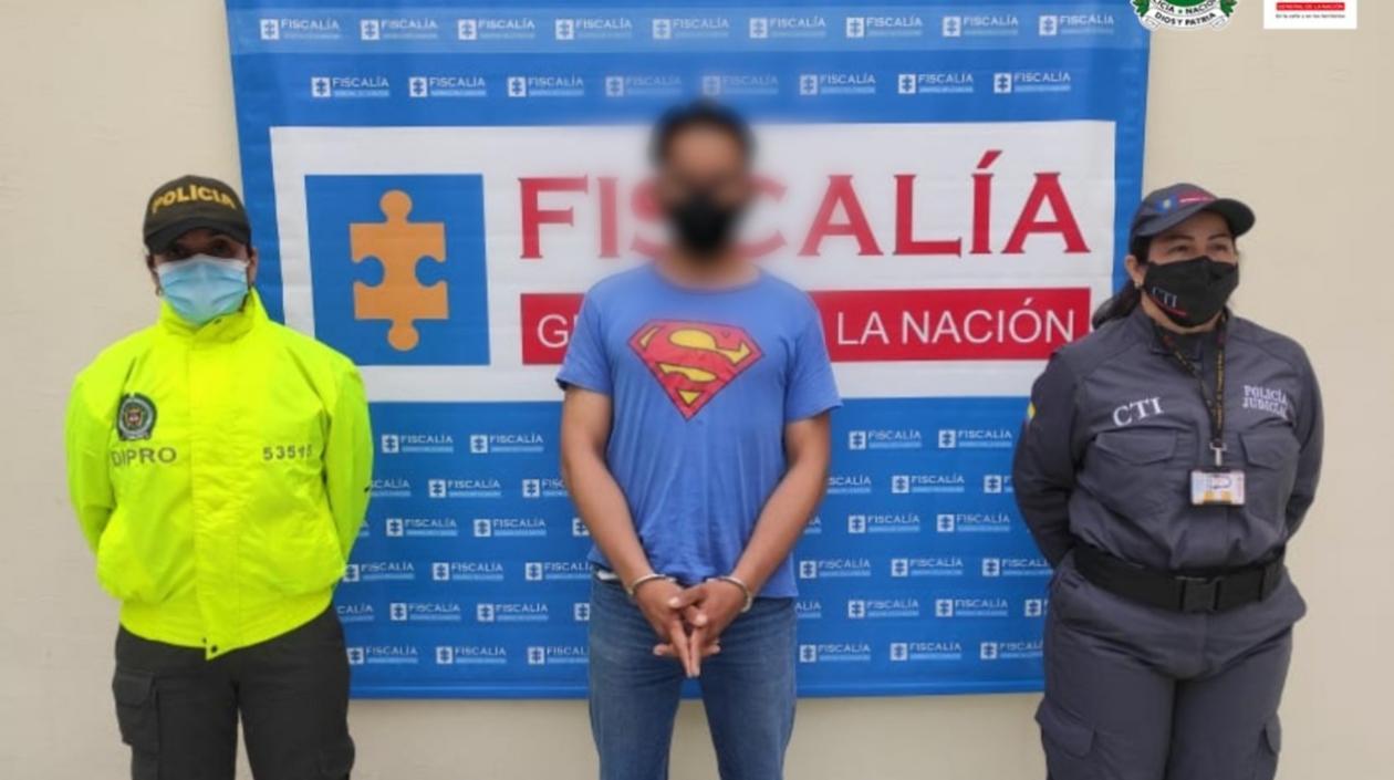 El hombre habría obligado a su hija a compartir videos y fotos íntimas en varias páginas de internet. 