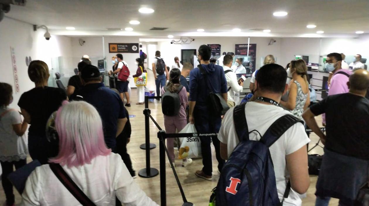 Aglomeración a la llegada de vuelos internacionales.