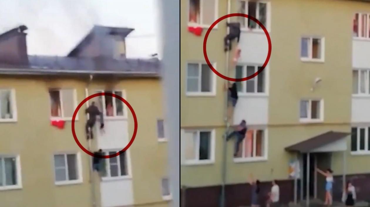 Vecinos en el momento en que rescatan a los niños. 