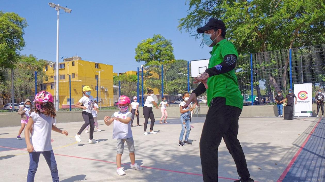 Se ofrecen talleres en las modalidades de artes escénicas, artes plásticas, artes y oficios, y maquillaje.