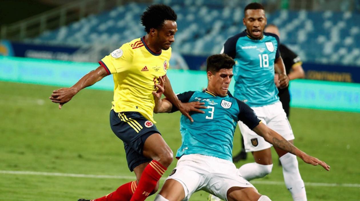Juan Guillermo Cuadrado disputando el balón con Piero Hincapié.
