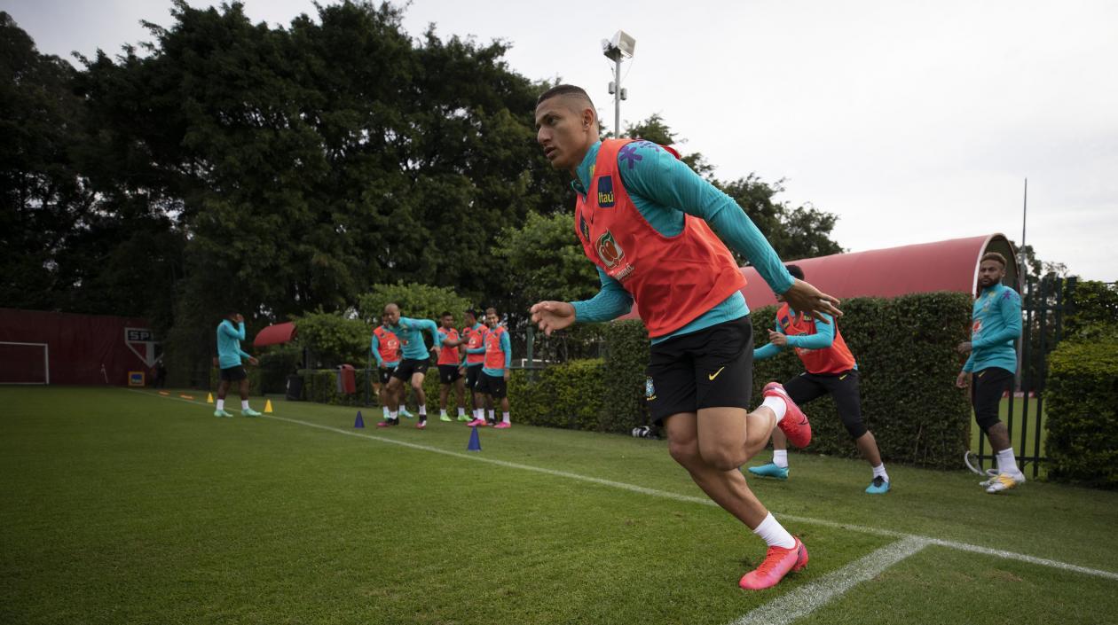 Neymar observa a Richarlison durante el entrenamiento. 