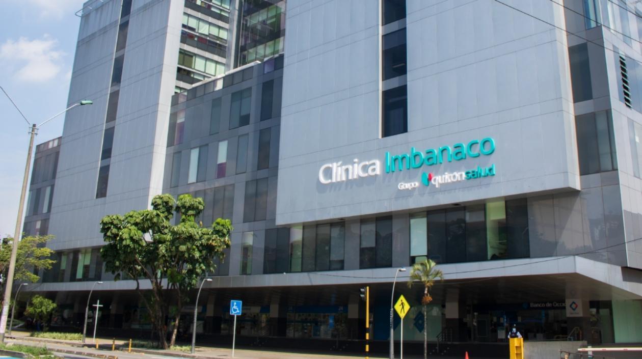 El patrullero barranquillero recibe atención médica en la Clínica Imbanaco de Cali. 