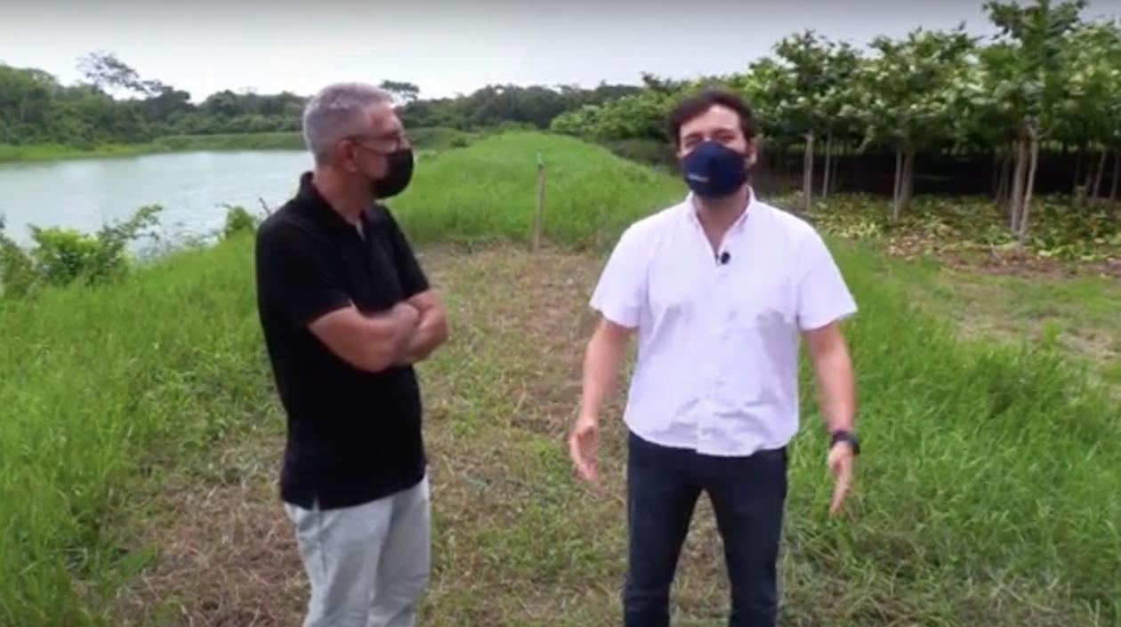 El periodista Jorge Cura y el Alcalde Jaime Pumarejo en la 'Fábrica de Naturaleza'.