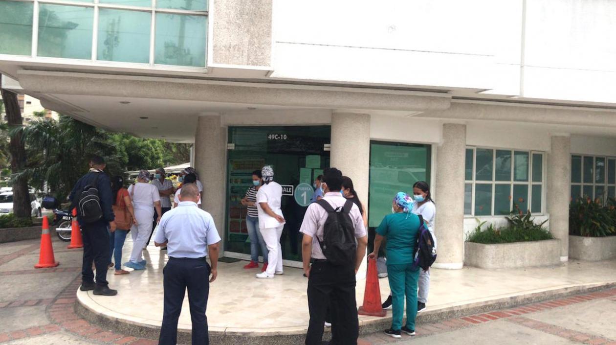 Trabajadores de la Clínica Atenas durante el 'plantón' de hoy.