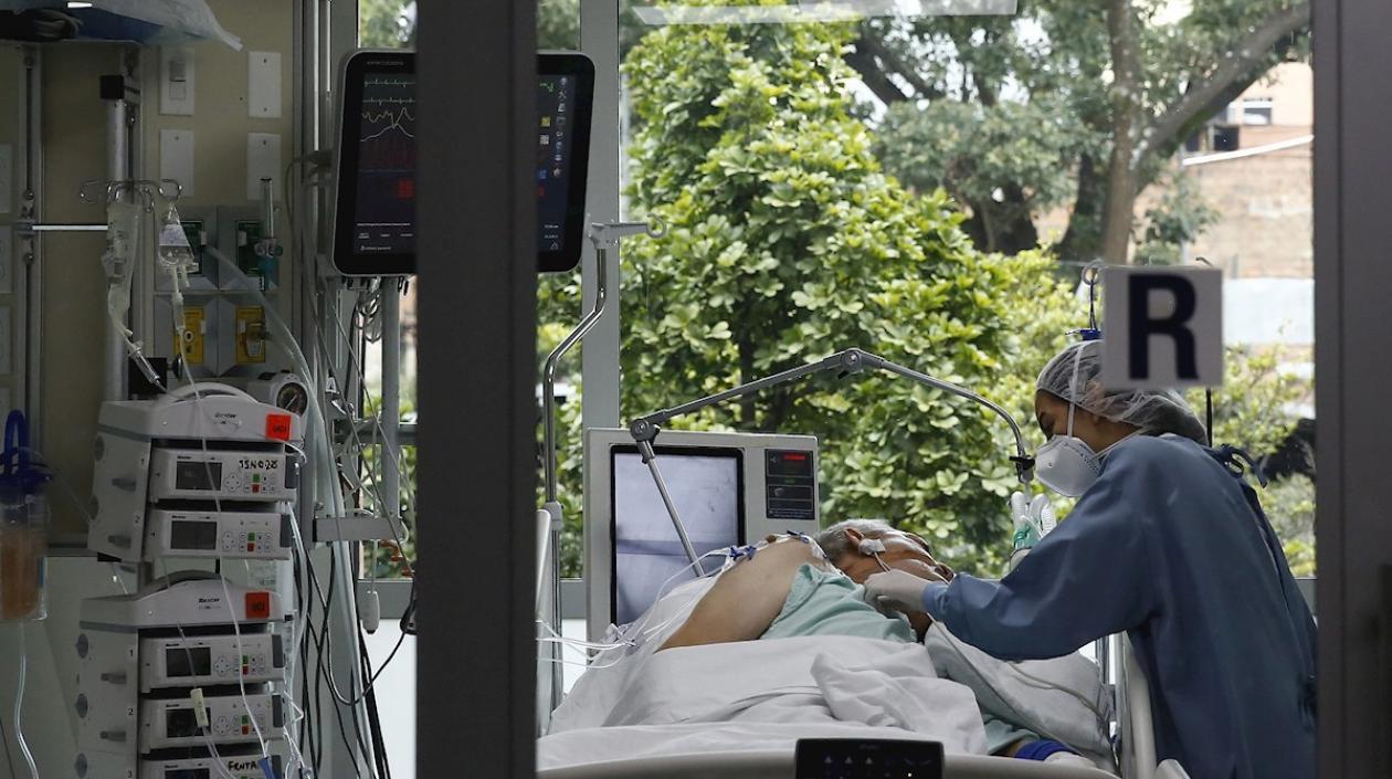 Atención a un paciente en una unidad de cuidados intensivos para enfermos de Covid-19.