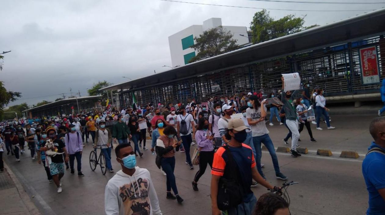 Transmetro paralizado por protestas.