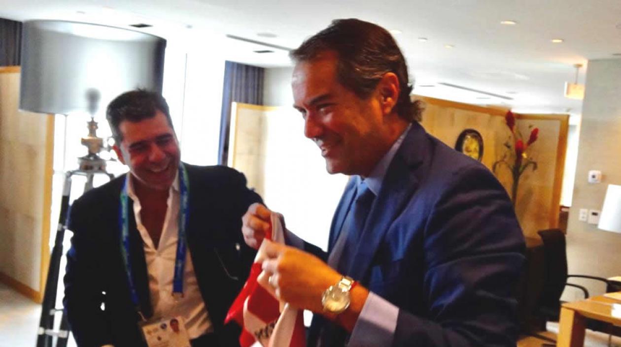 Alejandro Char le entrega a Neven Ilic, presidente de Panam Sports, una camiseta de Junior.