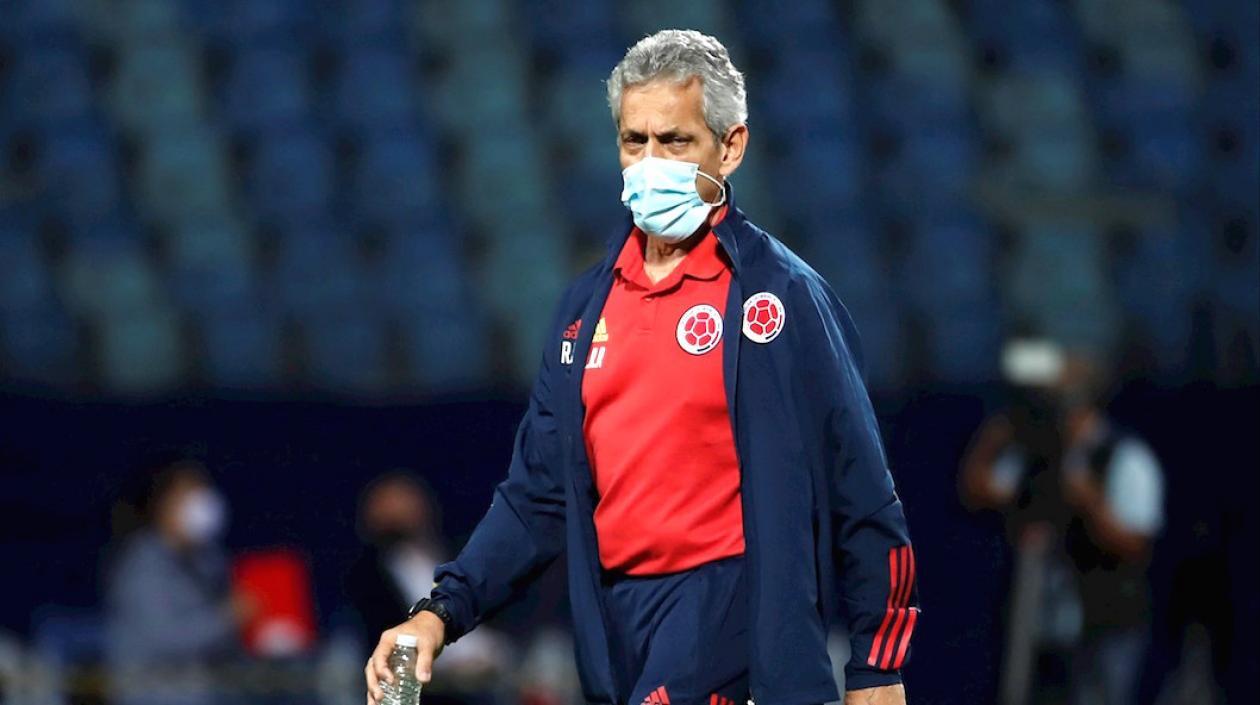 El DT Reinaldo Rueda en el reconocimiento del campo para enfrentar a Venezuela.