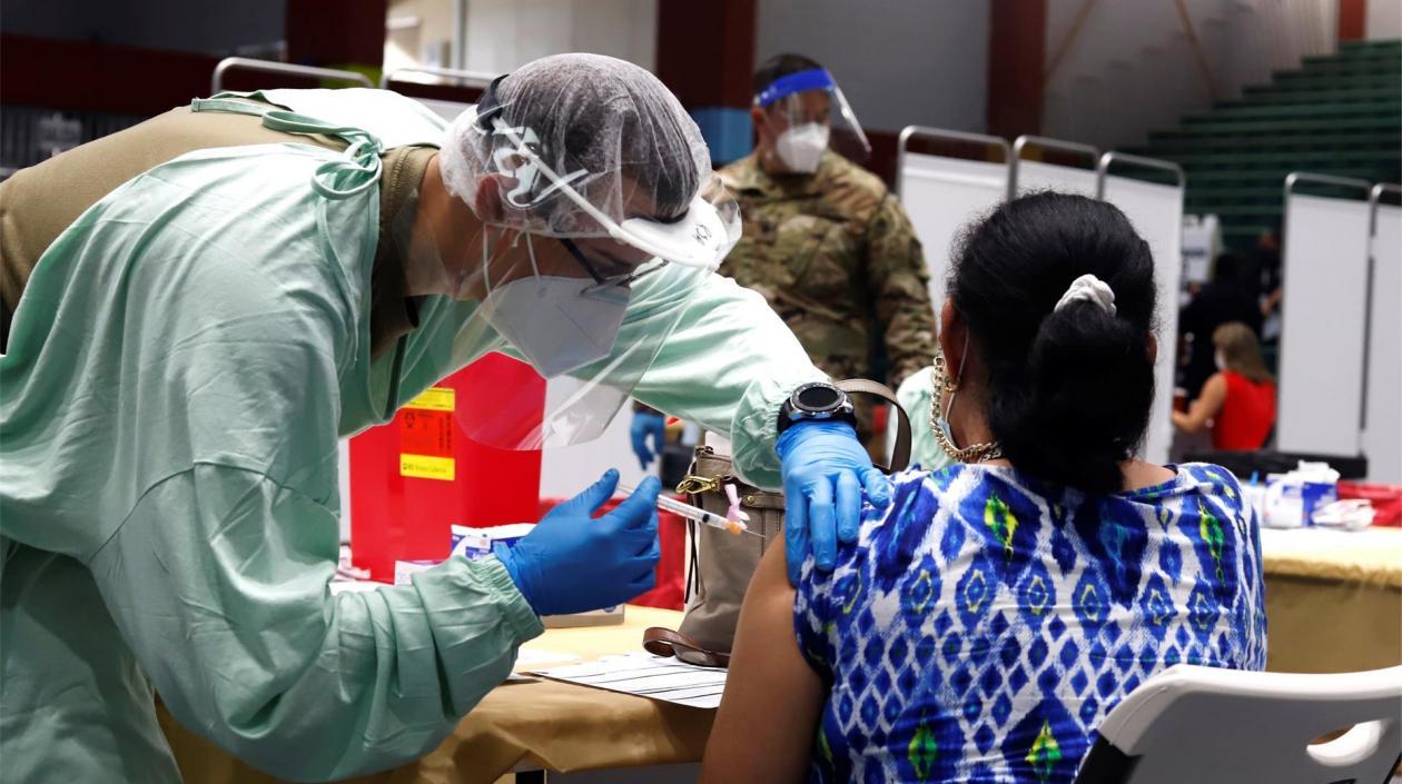 La vacunación es indispensable para acabar con la pandemia. 