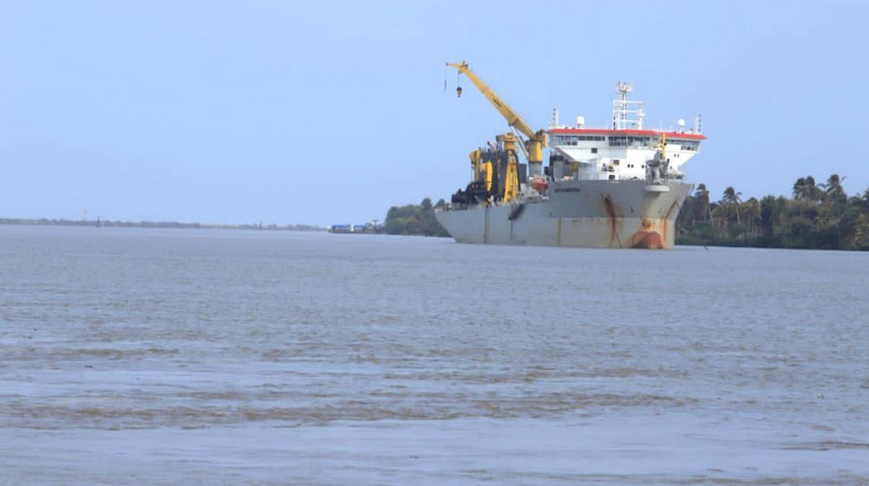 La draga 'Bartolomeu Dias' en reciente mantenimiento en el canal de acceso.