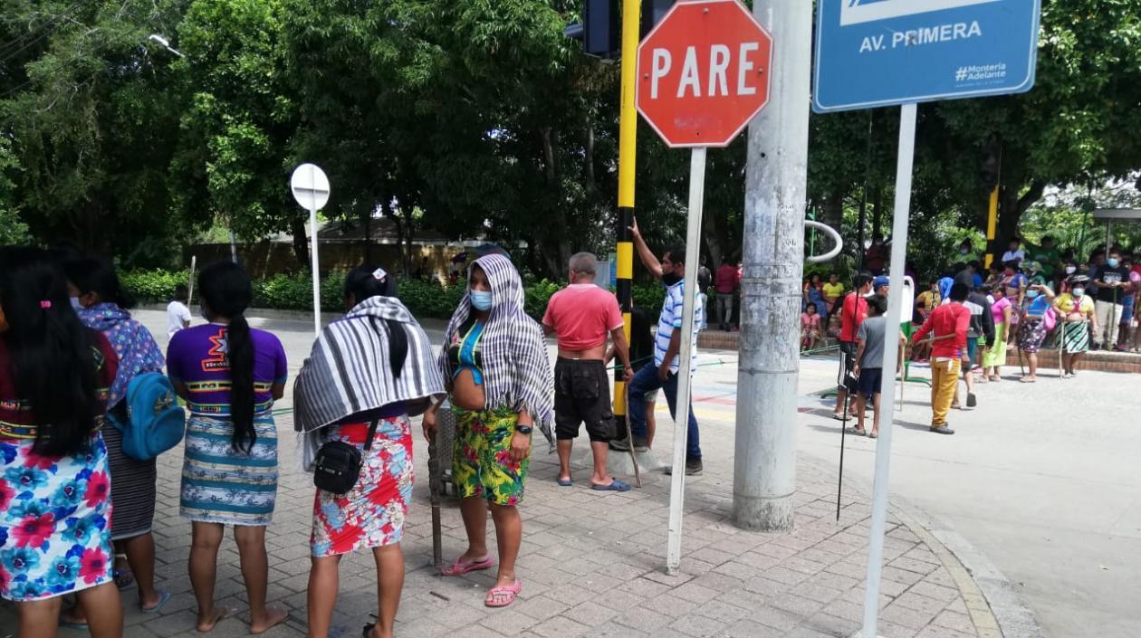Indígenas de la población embera bloquean una vía del centro de Montería. 