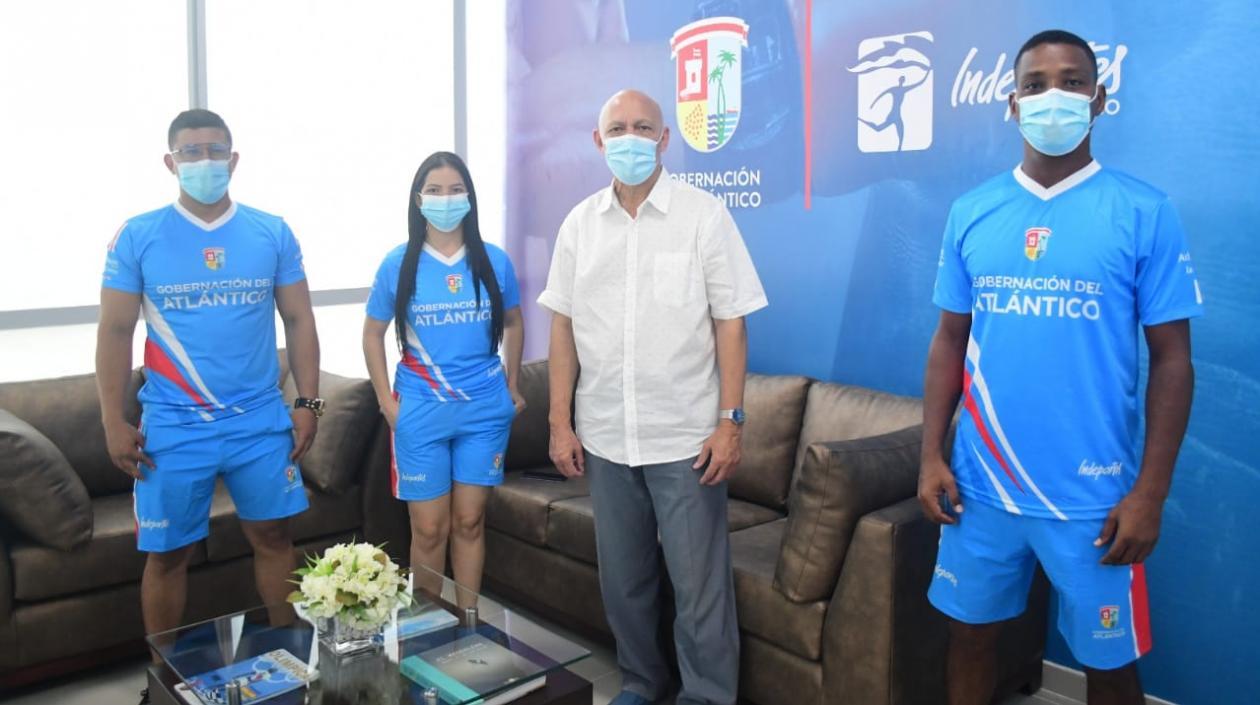 El director de Indeportes Atlántico Armando Segovia con algunos de los instructores de los programas.