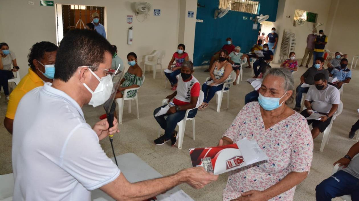 Momento de la entrega de los títulos de propiedad. 