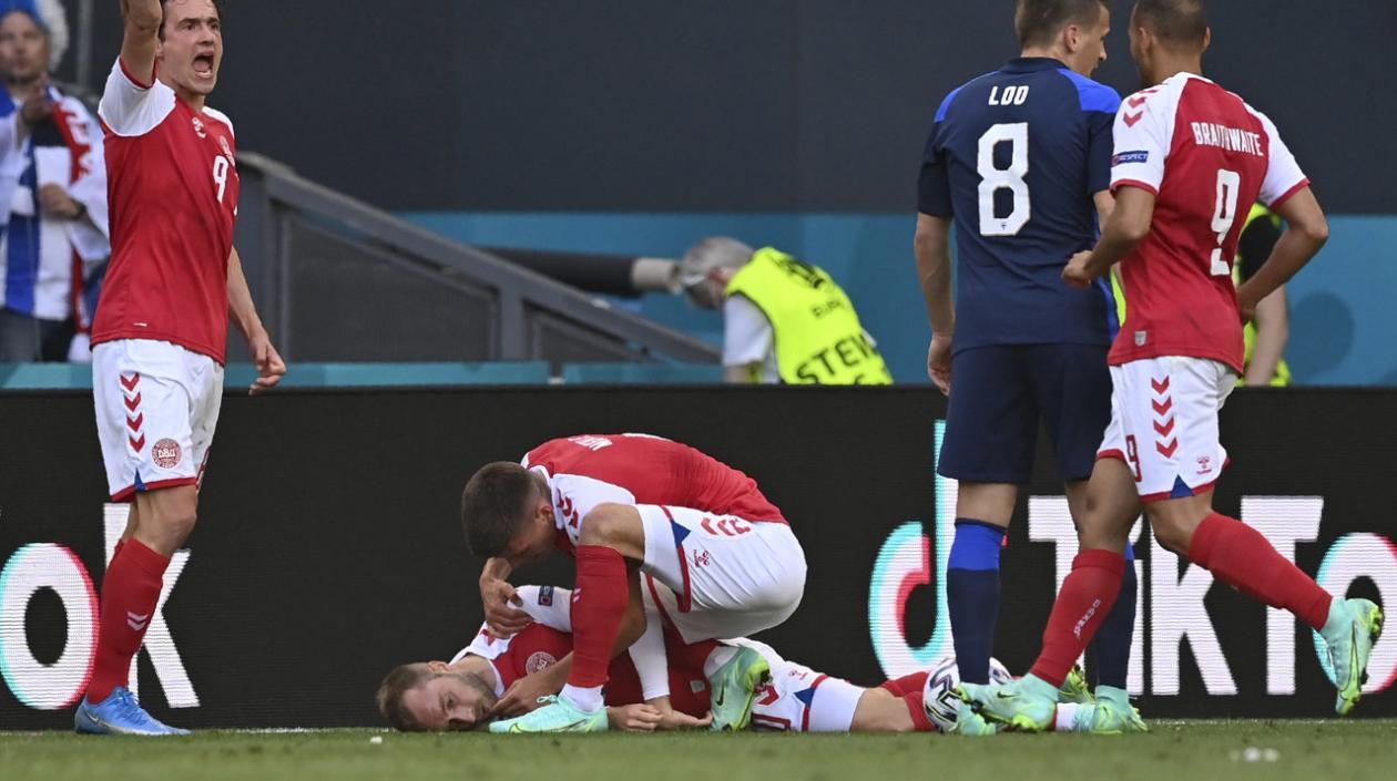 Christian Ericksen, jugador danés, tendido en el suelo. 