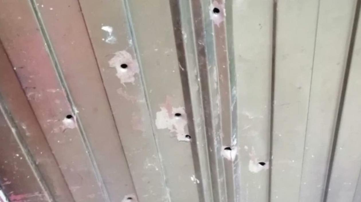 Puerta de la residencia de Pincen Mora atacada a tiros. 