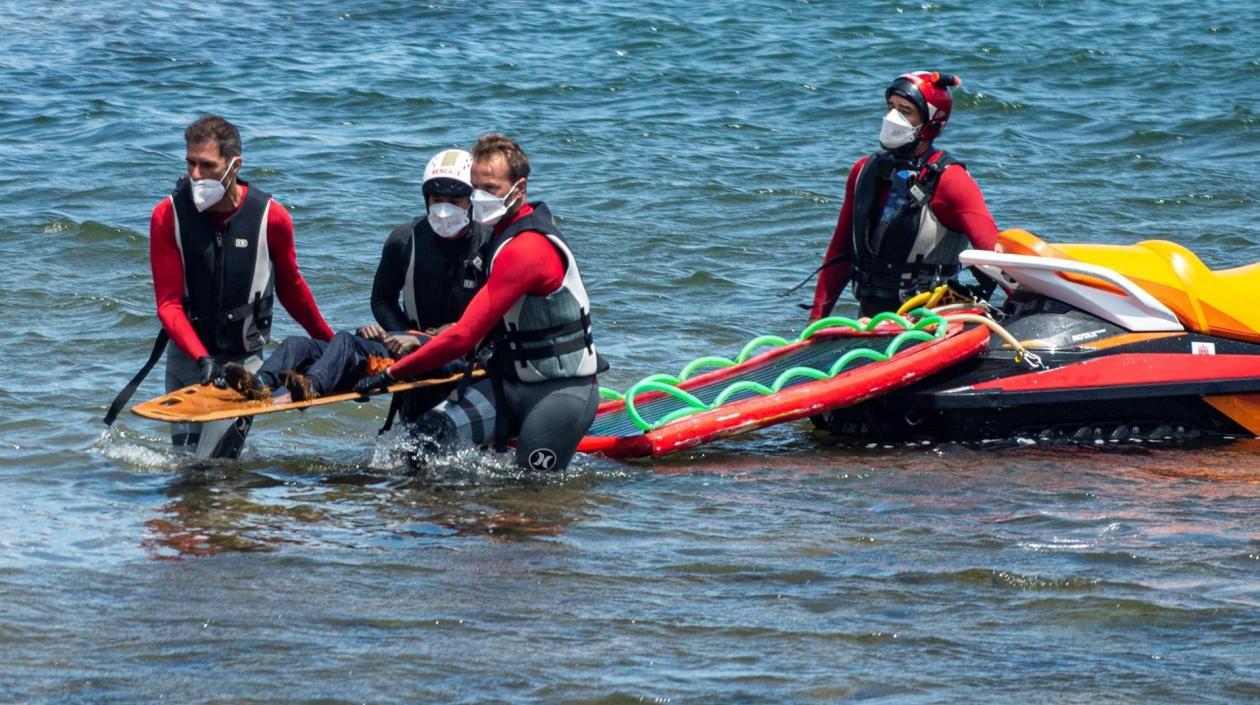 Momento en que recuperan el cuerpo de uno de los fallecidos. 
