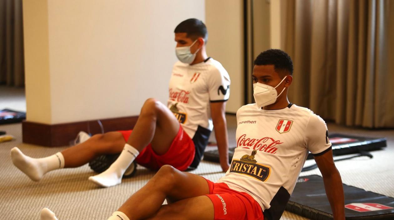 Jugadores de Perú, durante un entrenamiento en gimnasio. 