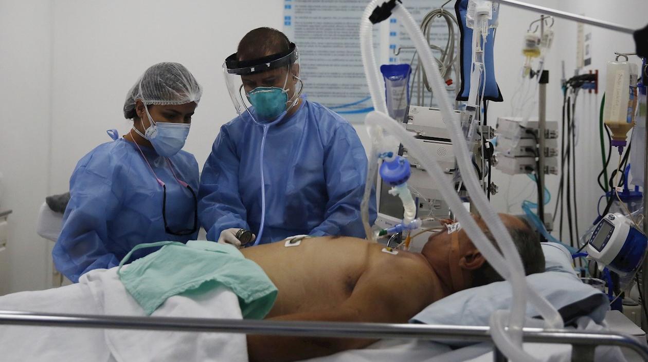 Unidad de Cuidados Intensivos en una clínica colombiana.