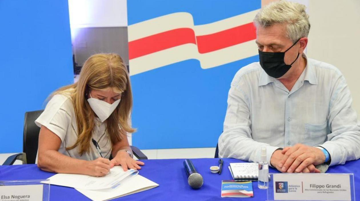 La Gobernadora Elsa Noguera firmando la Carta de Entendimiento con Filippo Grandi.