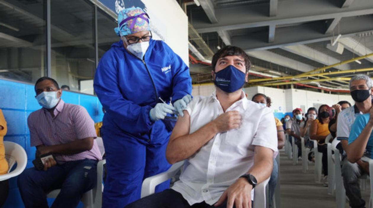El alcalde Jaime Pumarejo recibiendo la segunda dosis