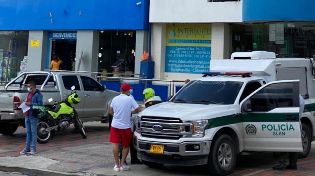 La Policía hizo presencia en el hotel donde hallaron al hombre muerto. 