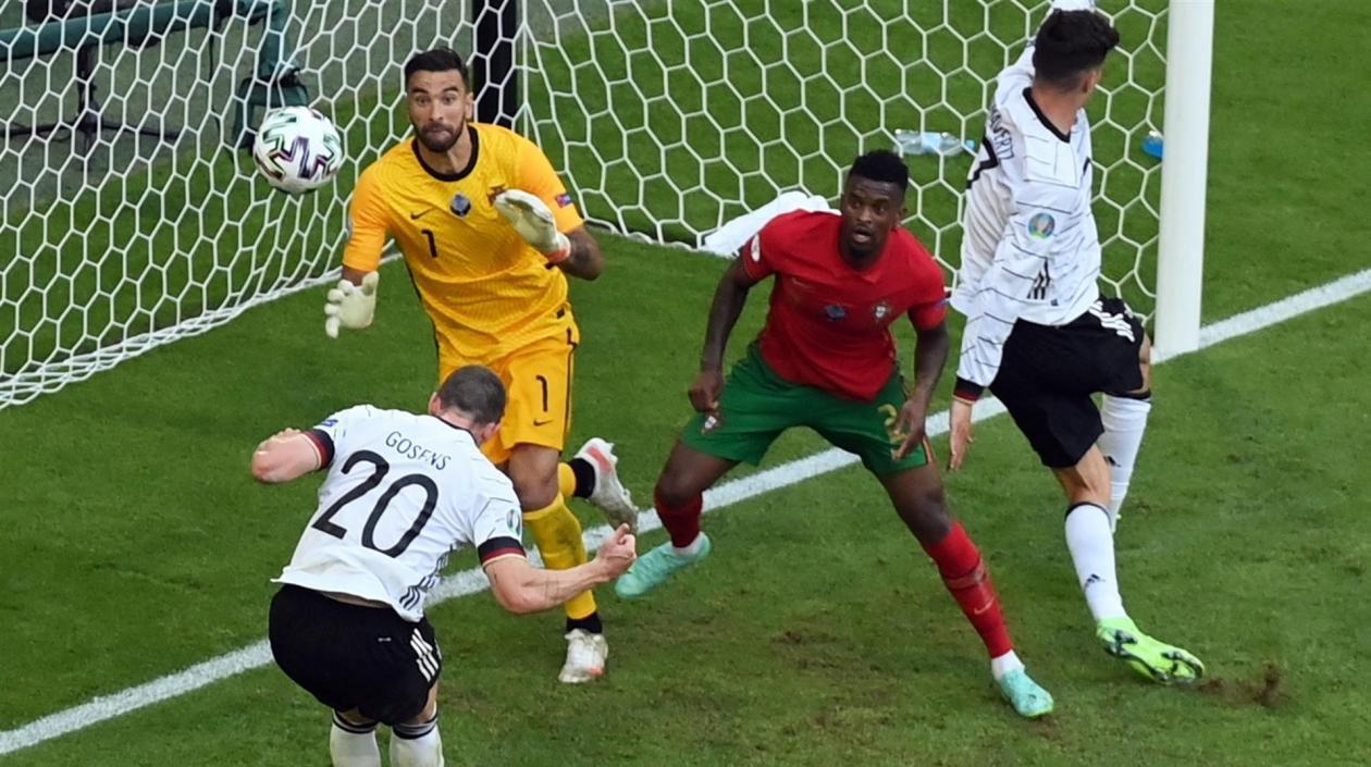 Robin Gosens anota uno de los tantos. 