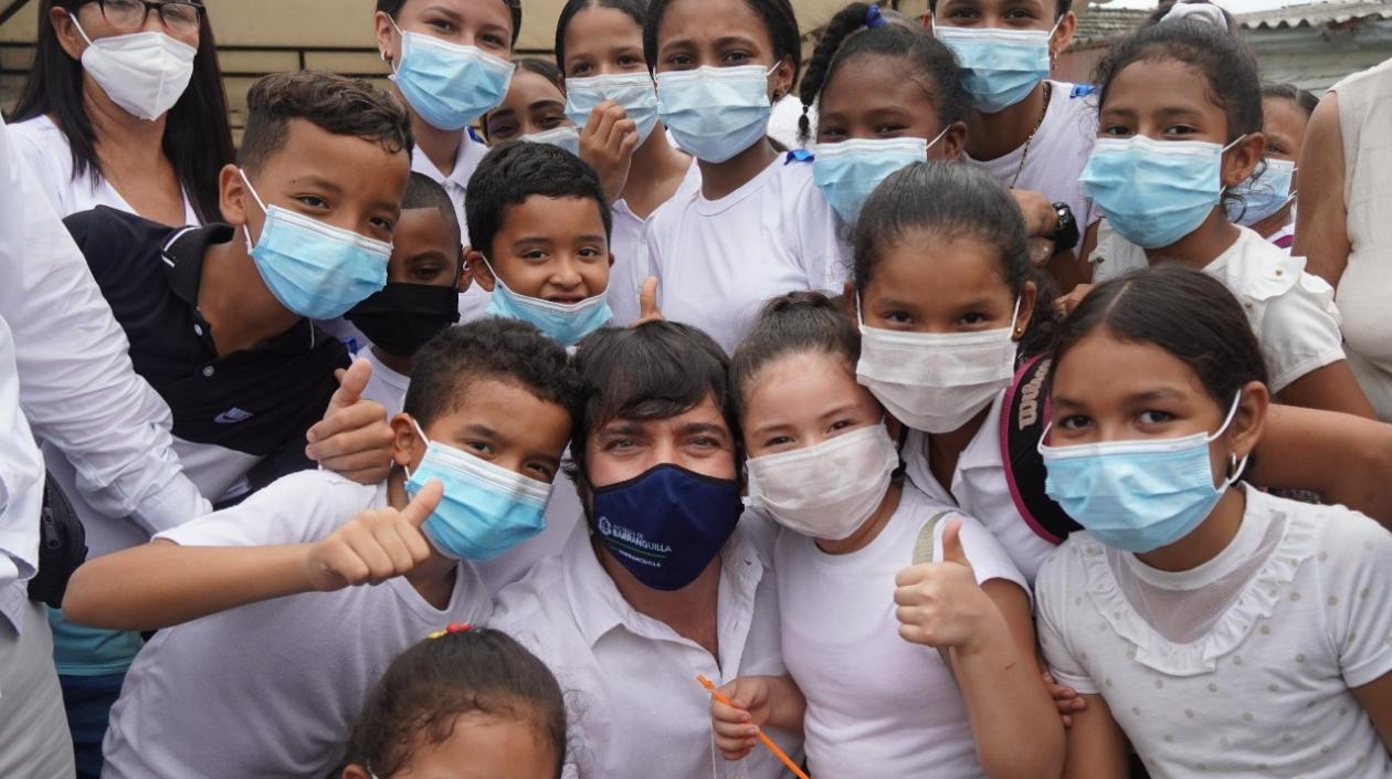 El Alcalde de Barranquilla, Jaime Pumarejo, con un grupo de niños.