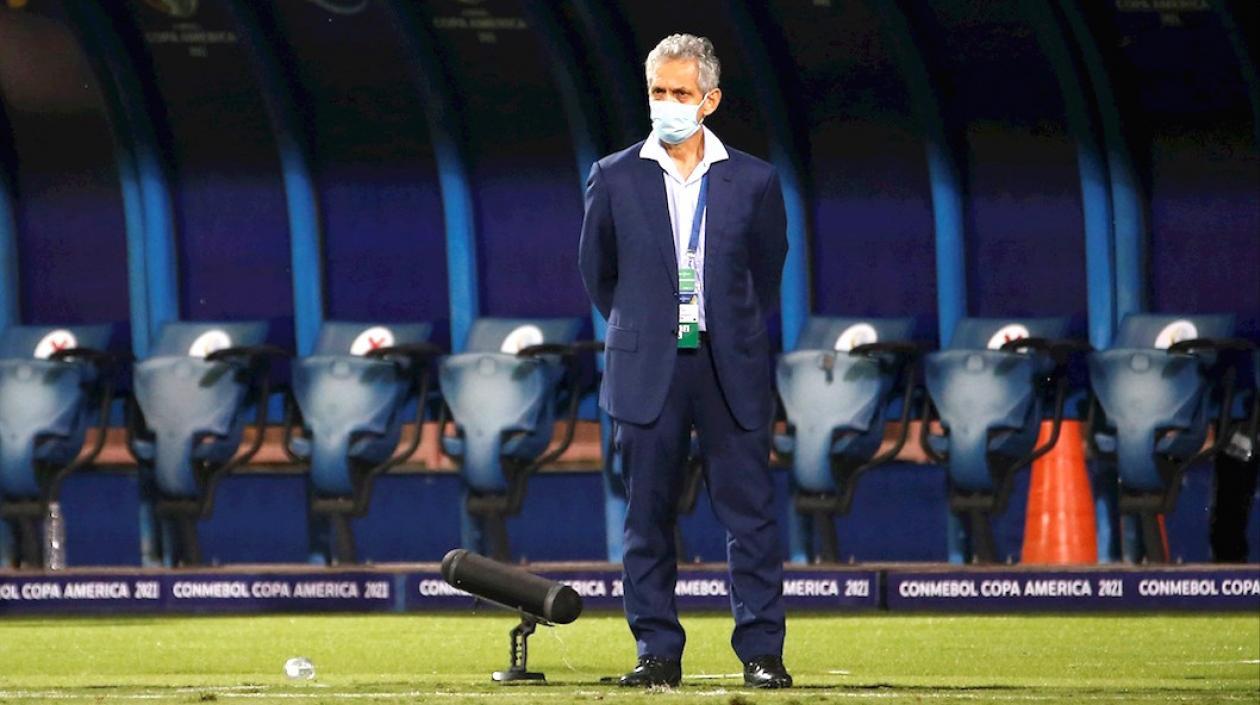 El DT Reinaldo Rueda, atento al partido frente a Perú.