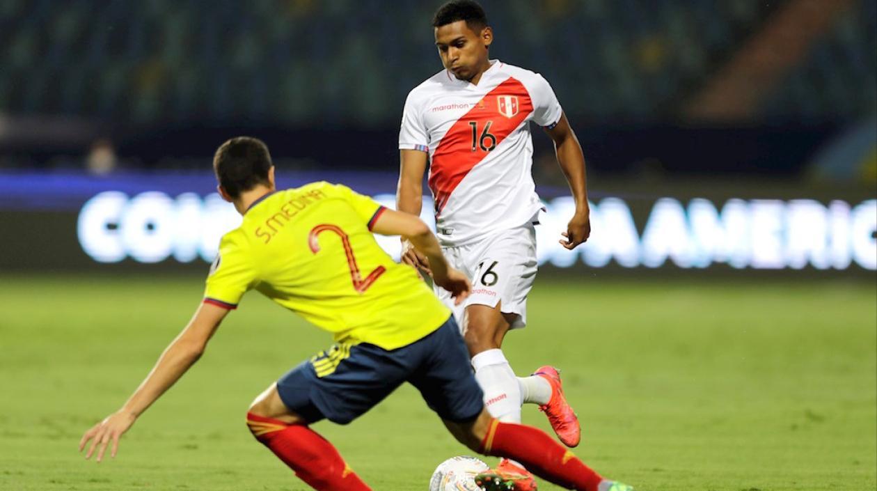 Stefan Medina disputando el balón con el peruano Marcos López.