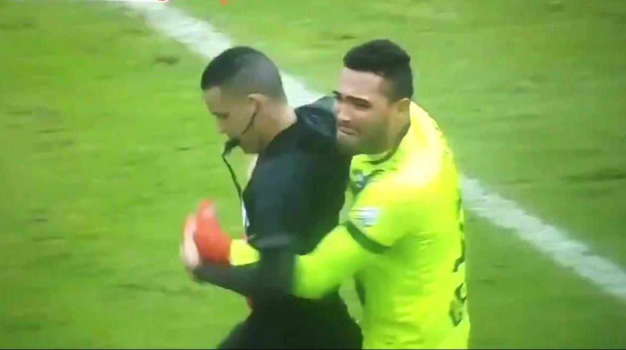 El polémico abrazo del arquero Montero al árbitro Carlos Ortega.