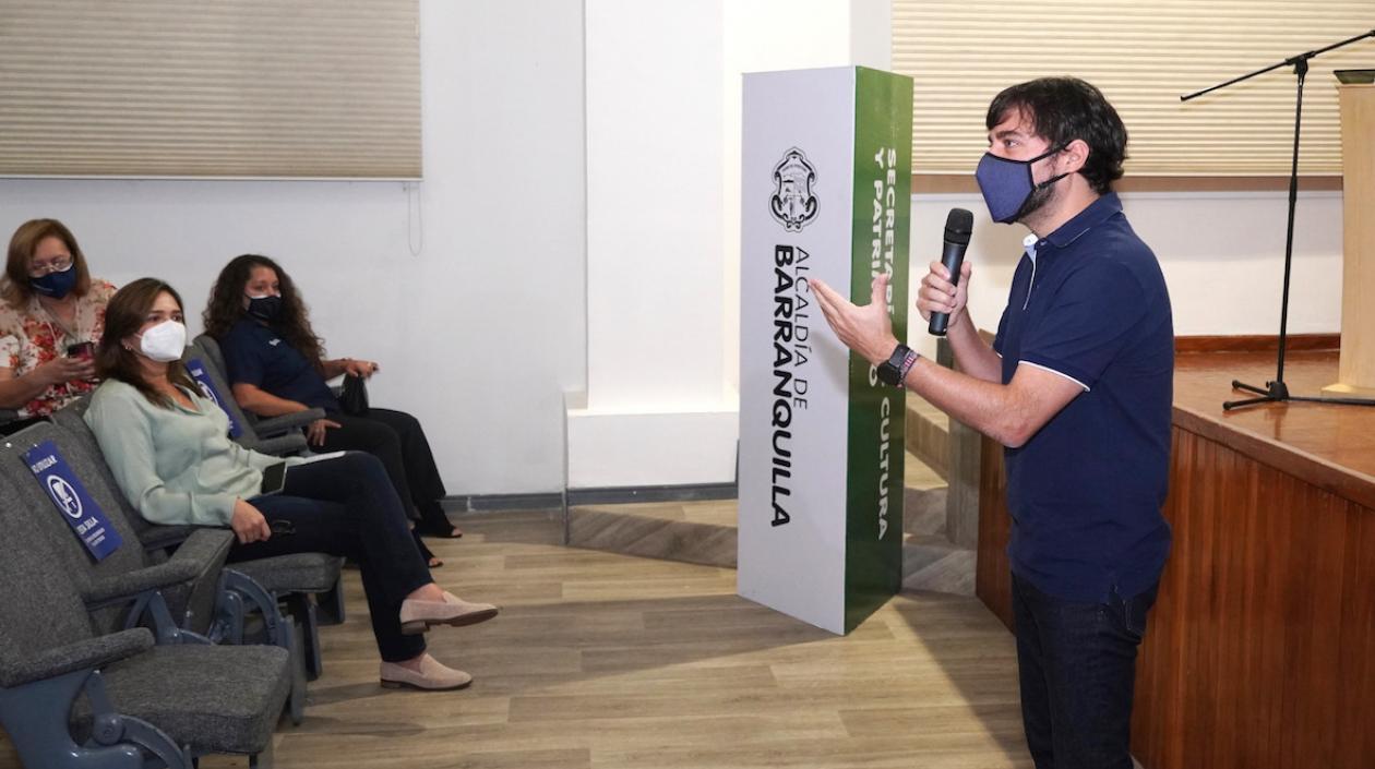 El Alcalde Jaime Pumarejo explicando los alcances del programa.