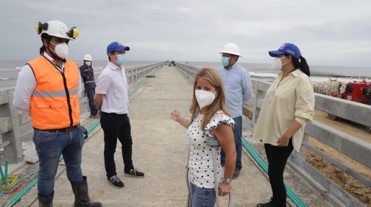 Gobernadora del Atlántico, Elsa Noguera, en su visita al muelle de Puerto Colombia.