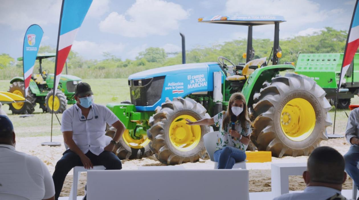 Elsa Noguera en el Centro de Servicios Tecnológicos y maquinaria agropecuaria