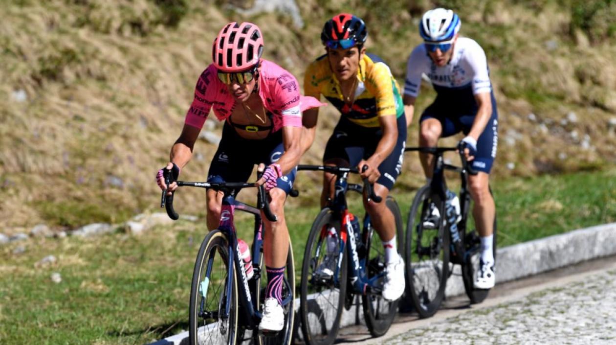 Rigoberto Urán seguido por Richard Carapaz y Michael Woods. 