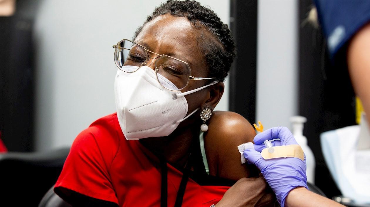 No alcanza Estados Unidos a vacunar el 70% de su población antes del 4 de julio.