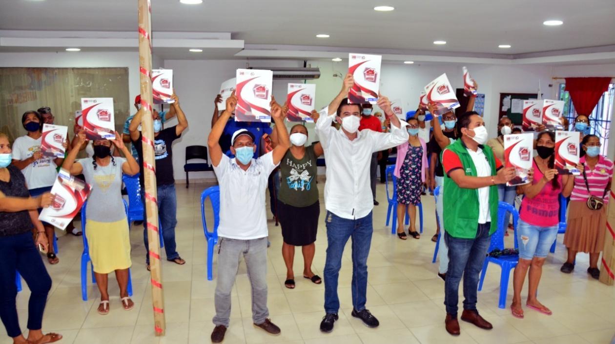 Momento de la entrega de los títulos de propiedad. 