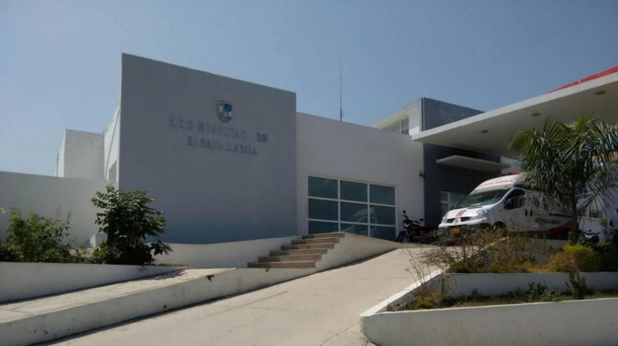 El pequeño recibe atención médica en el Hospital de Sabanalarga. 