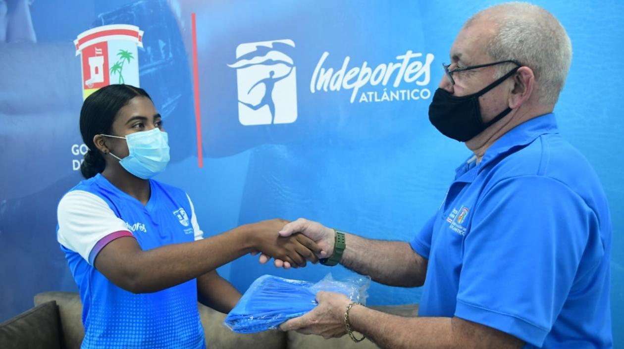 Deportistas del Atlántico reciben la implementación deportiva. 