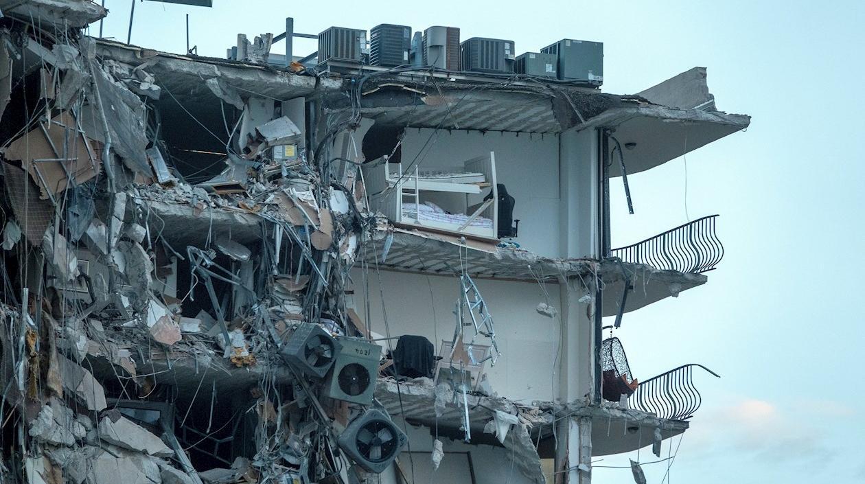  Unas ochenta unidades entre vehículos de los servicios de rescate y bomberos buscan entre los escombros posibles víctimas del derrumbe parcial del edificio.
