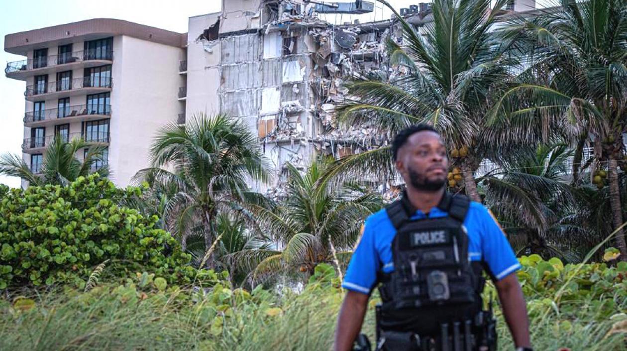 La Policía custodiando los alrededores del lugar de la tragedia.